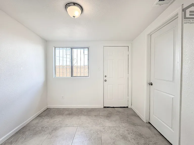 3422 E Culver St — Photo 17