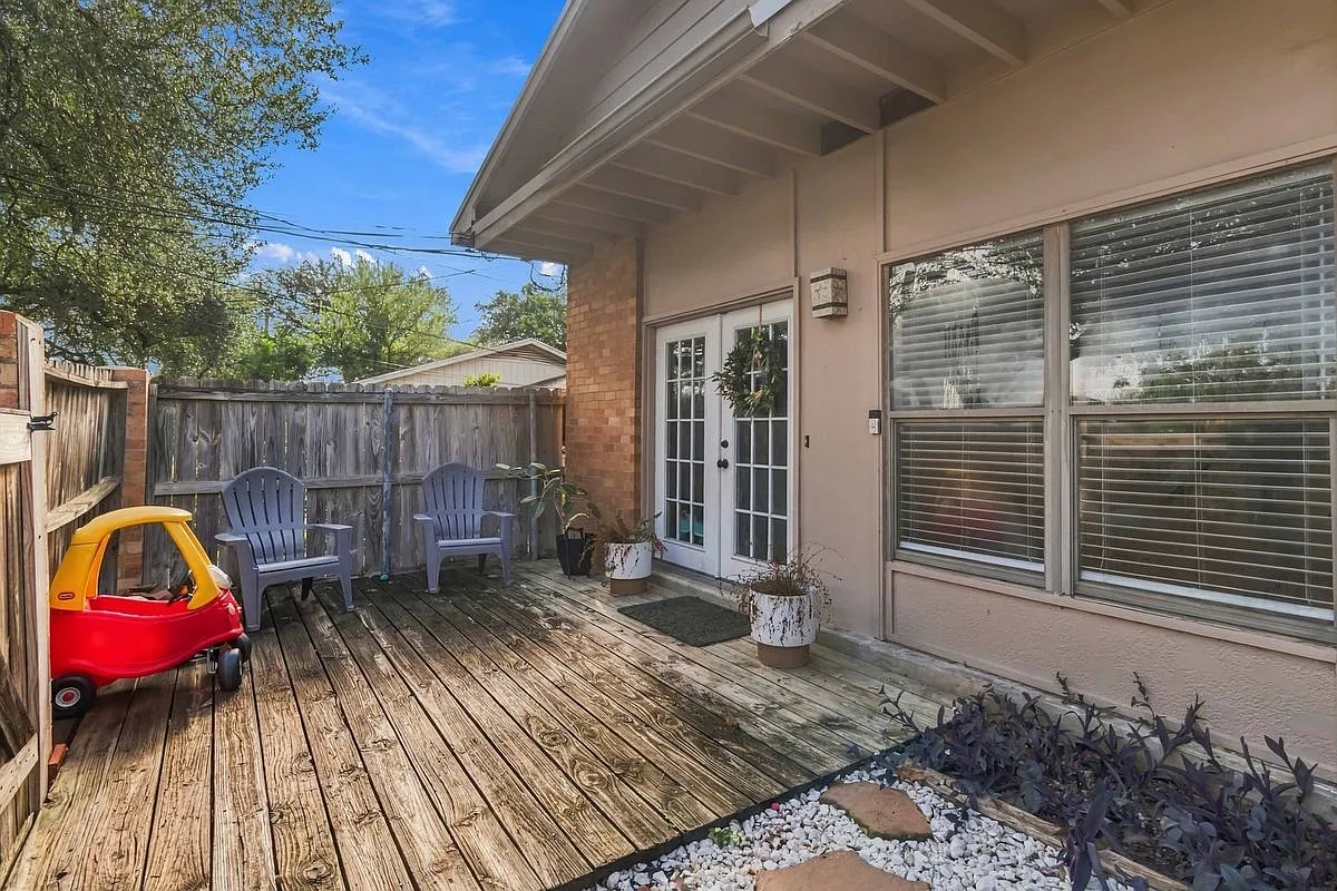 3 bed, 2.0 bath, 1617 sqft, $2,050 — Photo 3