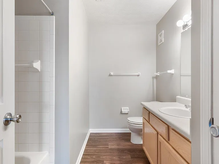 Lake Pointe Apartment Homes — Photo 10