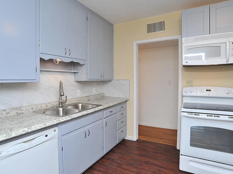 1034 E Linden St — Photo 3