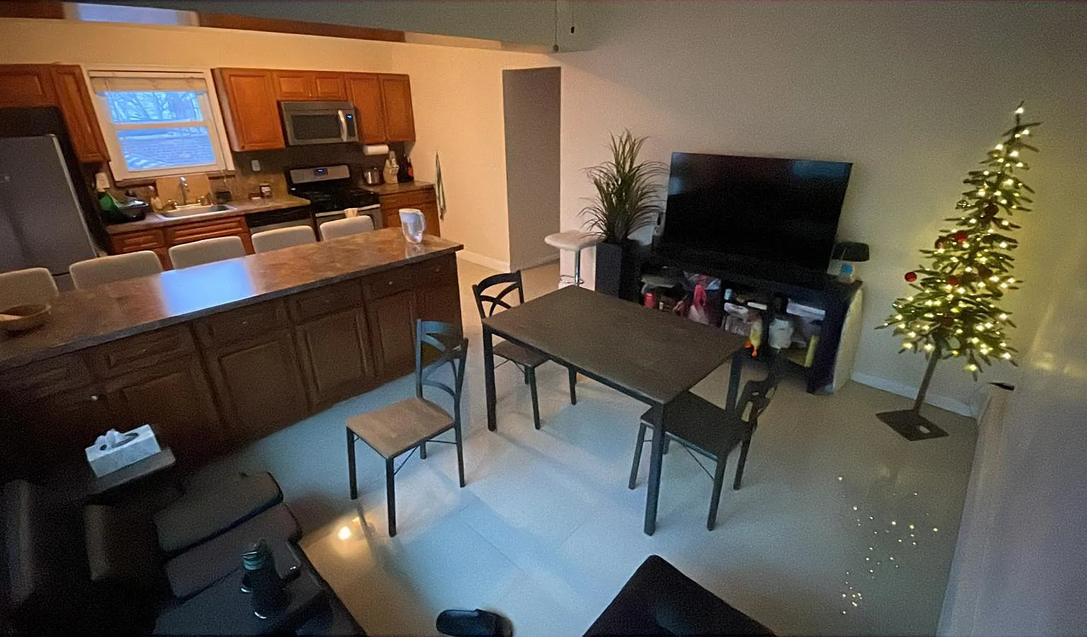 3 bed, 1100 sqft, $950 — Photo 1