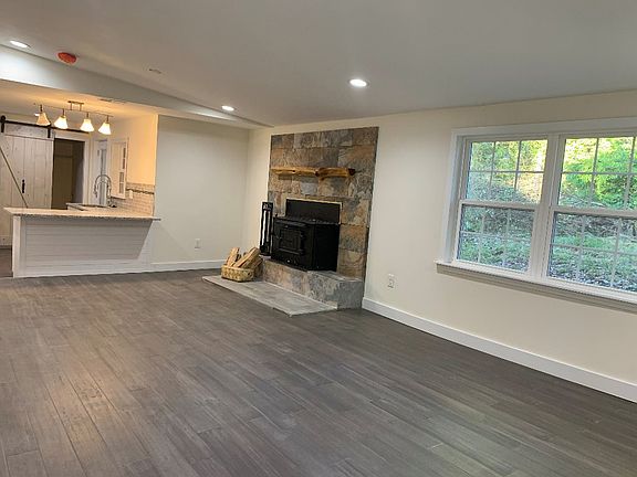 4th image of 214 Woodview Ave