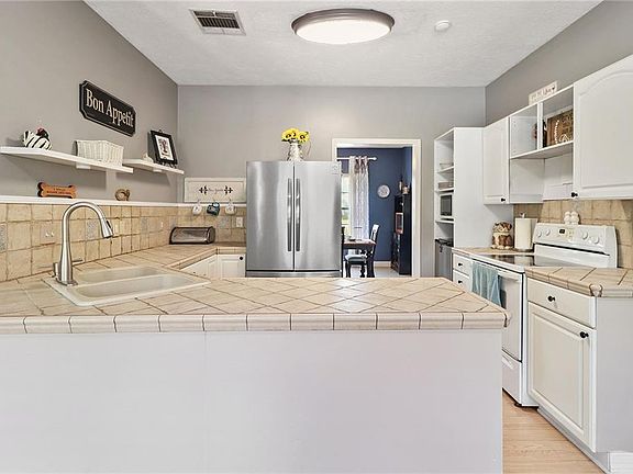 3rd image of 701 Larkspur Dr
