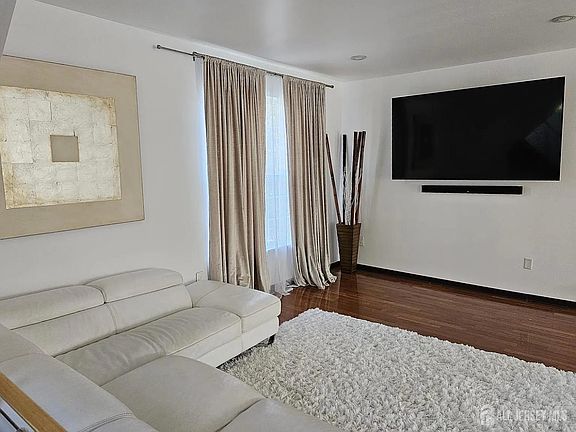 5th image of 10 Russell Ct