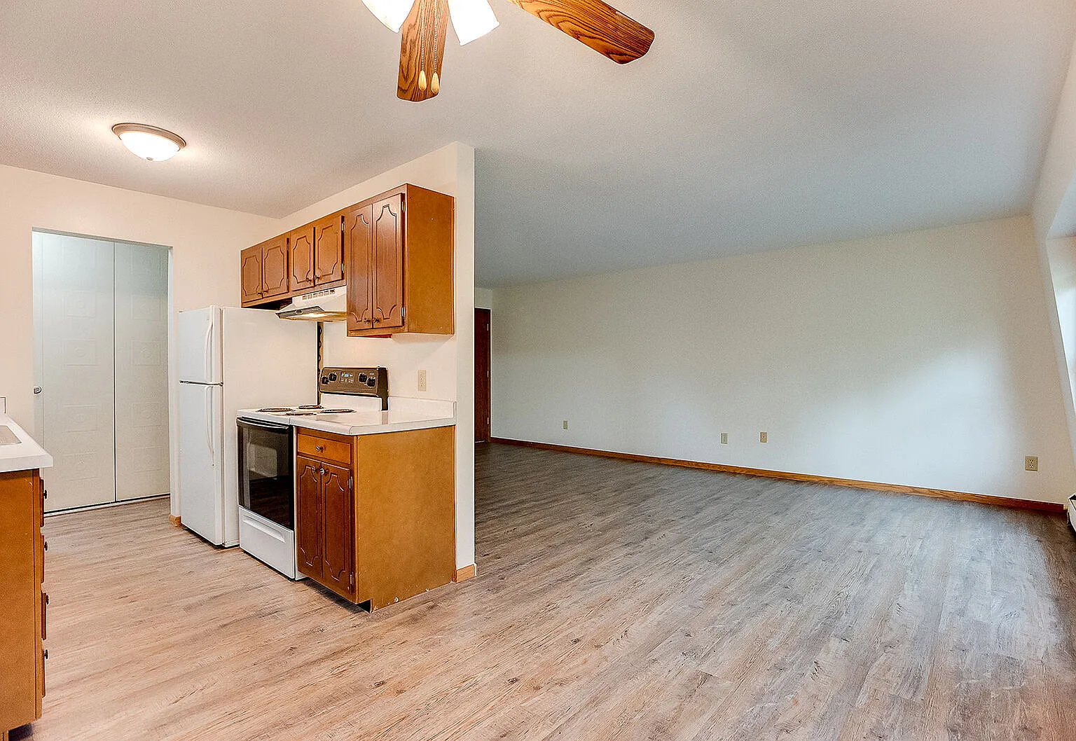 Cambridge Court Apartments — Photo 3