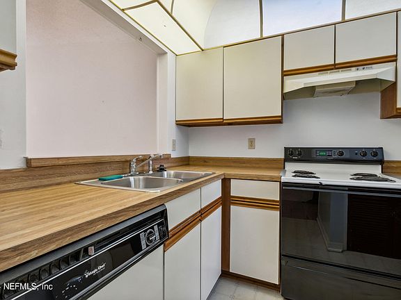 5th image of 85 DEBARRY Avenue #1051