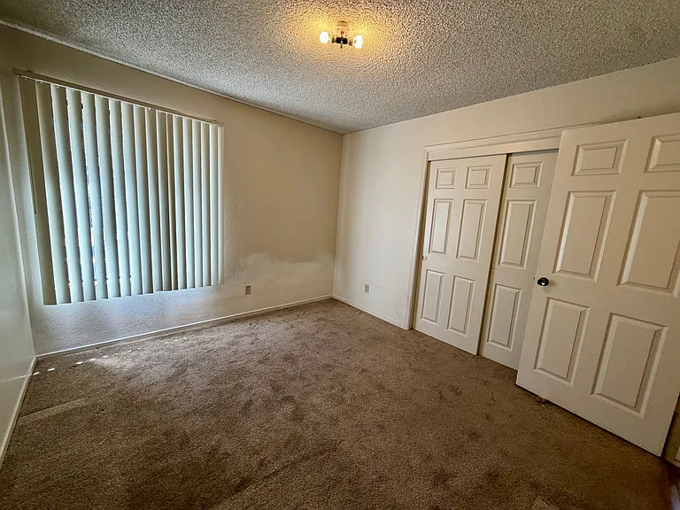 537 W Escalon Ave — Photo 13