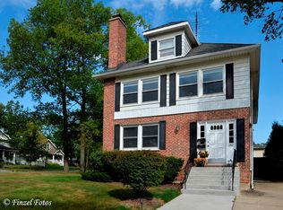 282 E Woodland Rd, Lake Forest, IL 60045