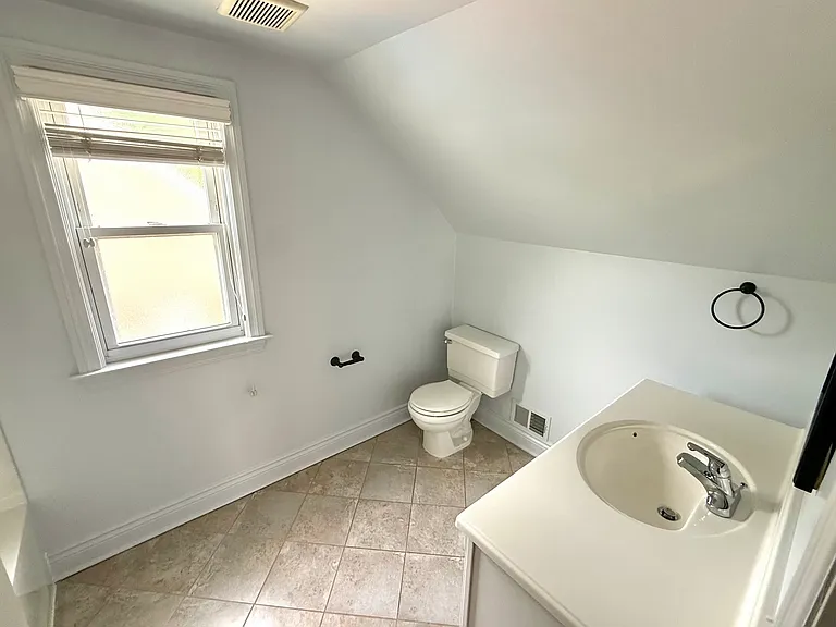 Upstairs full bathroom