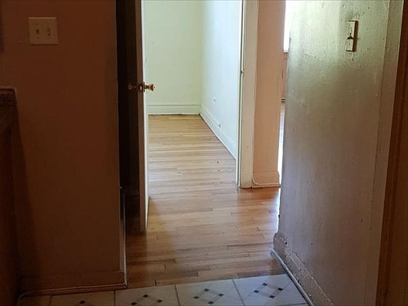 3rd image of 636 N Avers Ave #2