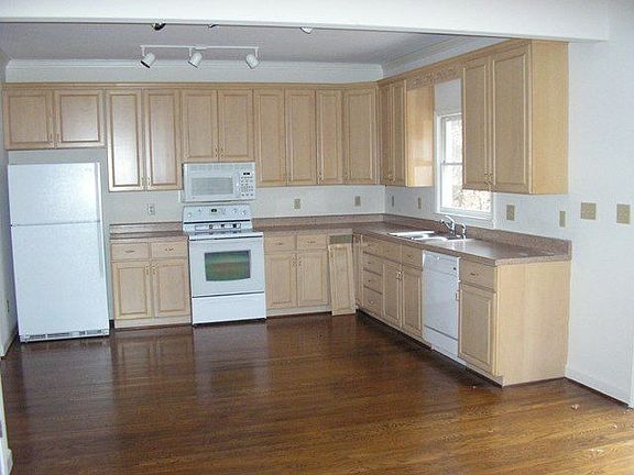 New remodeled kitchen w/all appl.