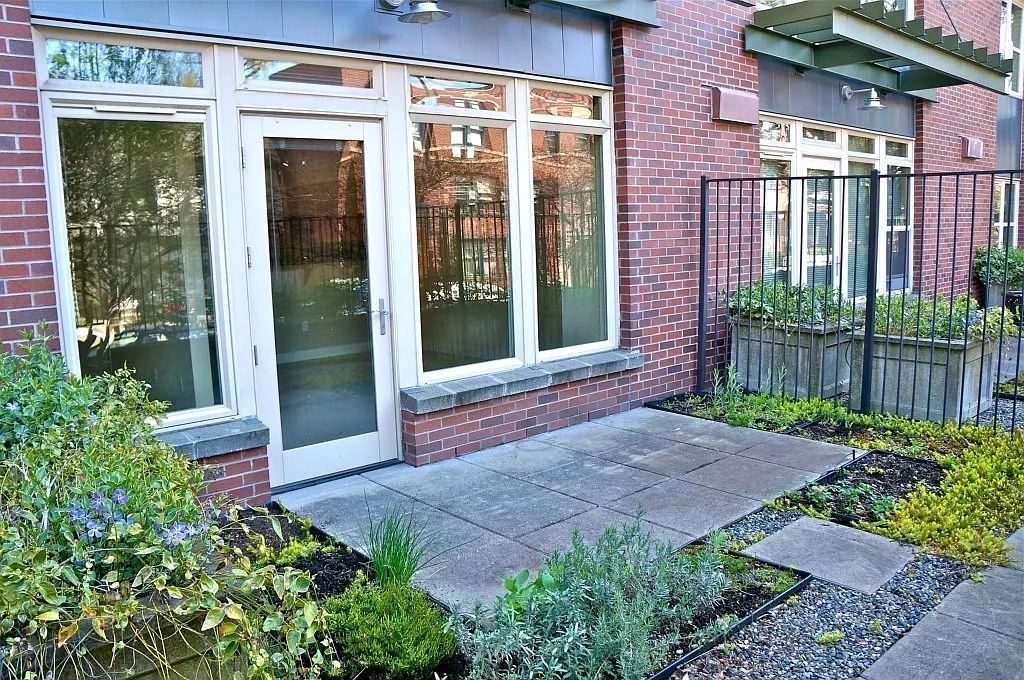 Coming soon Amazing studio in the heart of Capitol Hill with Parking — Photo 3