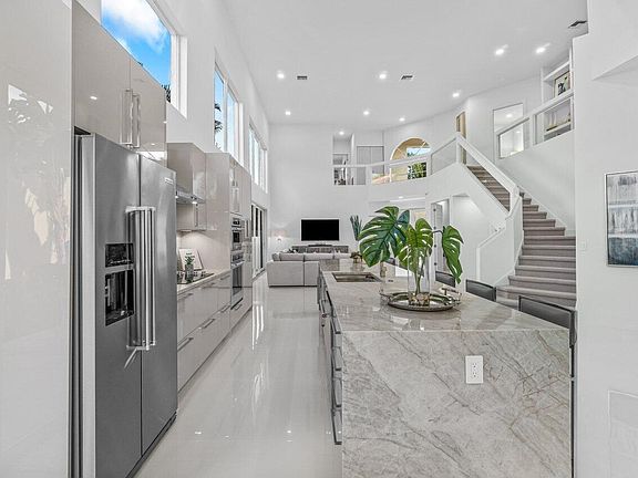 3rd image of 16754 Knightsbridge Ln