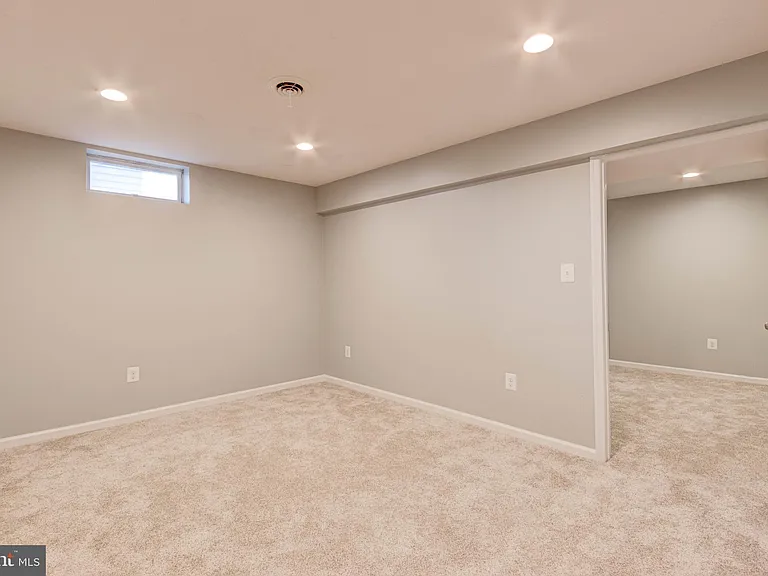 7925 Carriage Dr — Photo 28