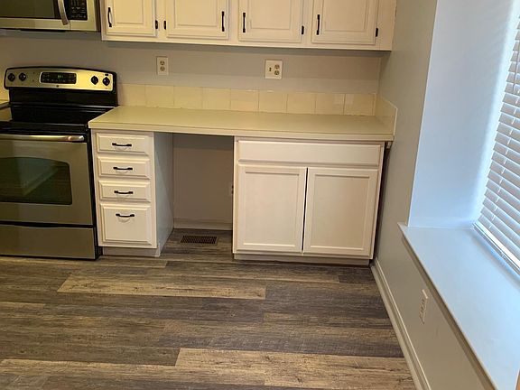 2nd image of 605 Pinebrooke Cir
