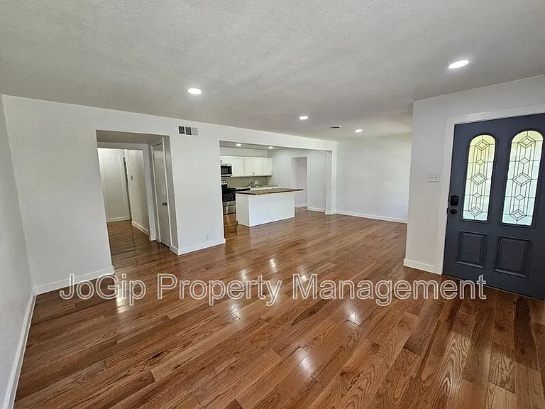 2402 Housley Dr — Photo 4
