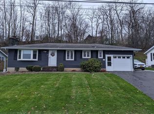 118 Oakridge Dr, Syracuse, NY 13209
