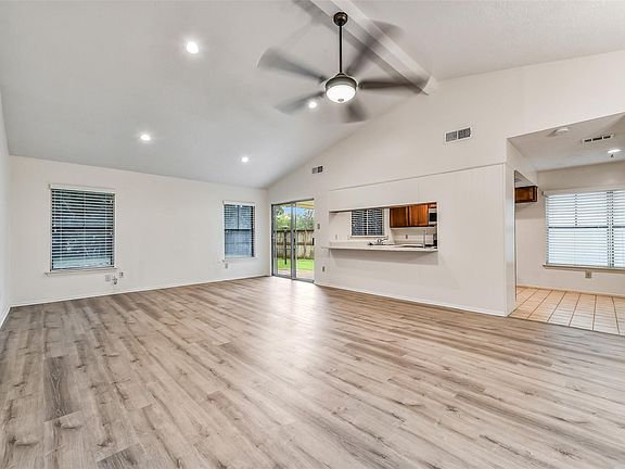 4th image of 508 E Castle Harbour Dr