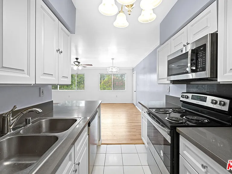 12801 Moorpark St #308 — Photo 11