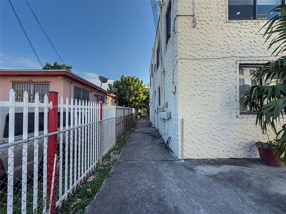 3rd image of 1376 NW 35th St