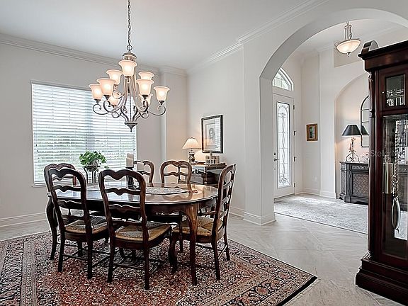 5th image of 836 Regal Manor Ln