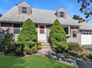 145 Manhasset Ave, Manhasset, NY 11030