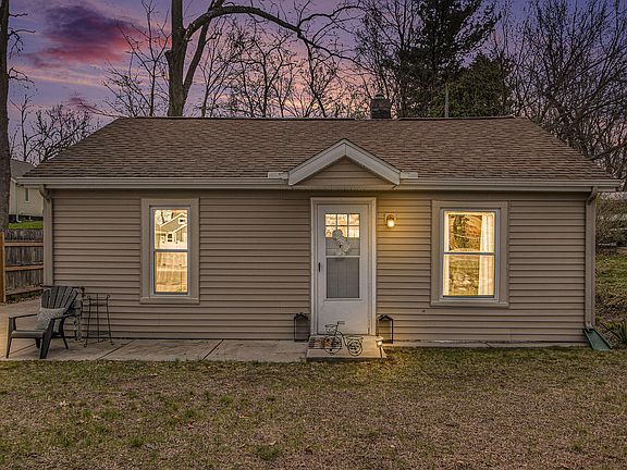 3rd image of 1604 Lakeview Dr