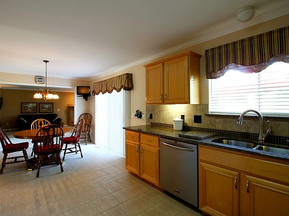3rd image of 2558 Siever Dr