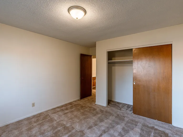 Fargo, ND Woodland Apartments | Bedroom
