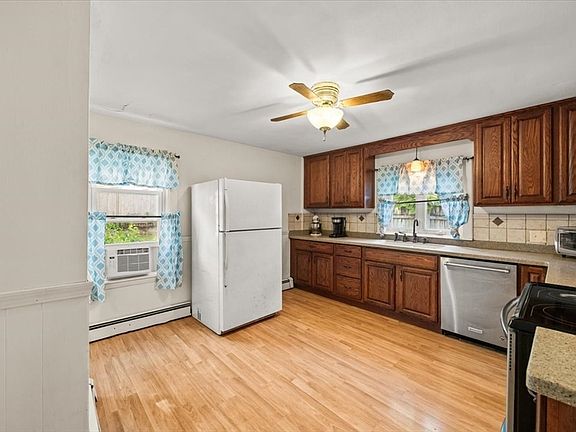 3rd image of 185 Broad St