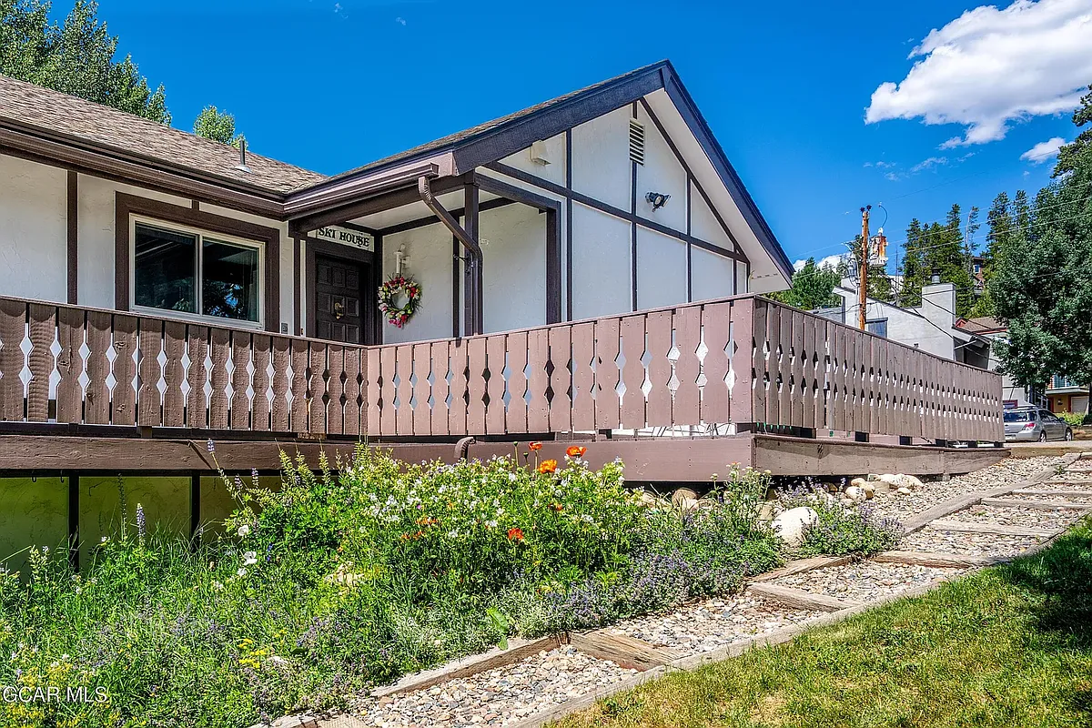 Building Photo - 670 Wapiti Dr #1