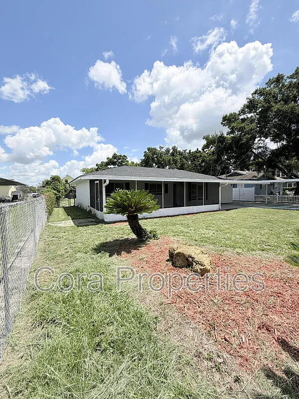 3 bed, 1.0 bath, 1497 sqft, $1,750 — Photo 1