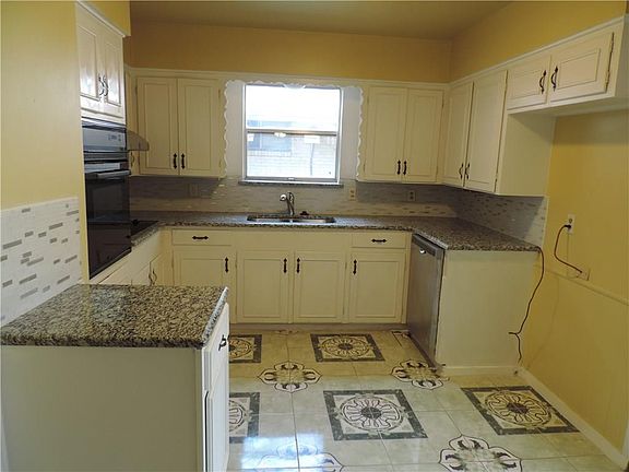5th image of 2127 Royal Oaks Dr