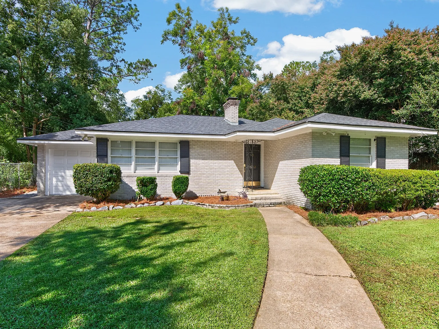 3 bed, 1.5 bath, 1324 sqft, $1,900 — Photo 4