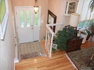 10 Cary St, Syosset, NY 11791