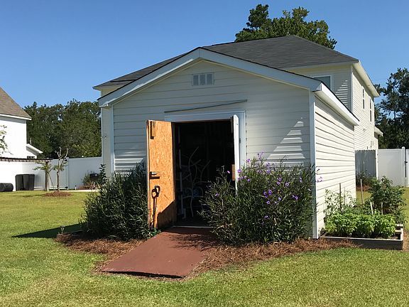 Rear of shed 4ft double door