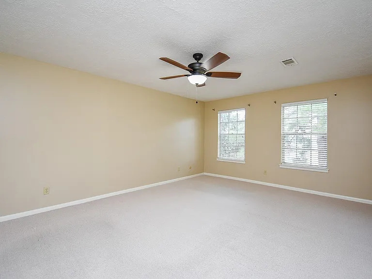 910 Shillington Dr — Photo 32