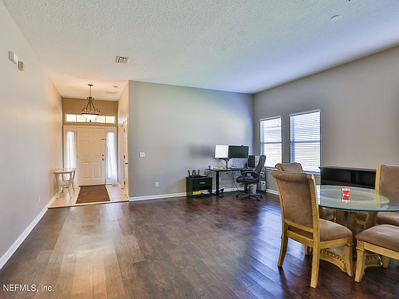 3rd image of 920 Churchhill Ln