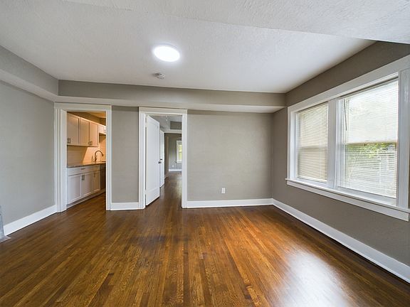 3rd image of 4207 Kenwood Ave #3S