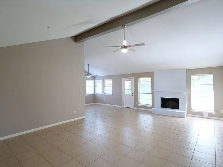 915 Comstock Springs Dr — Photo 3