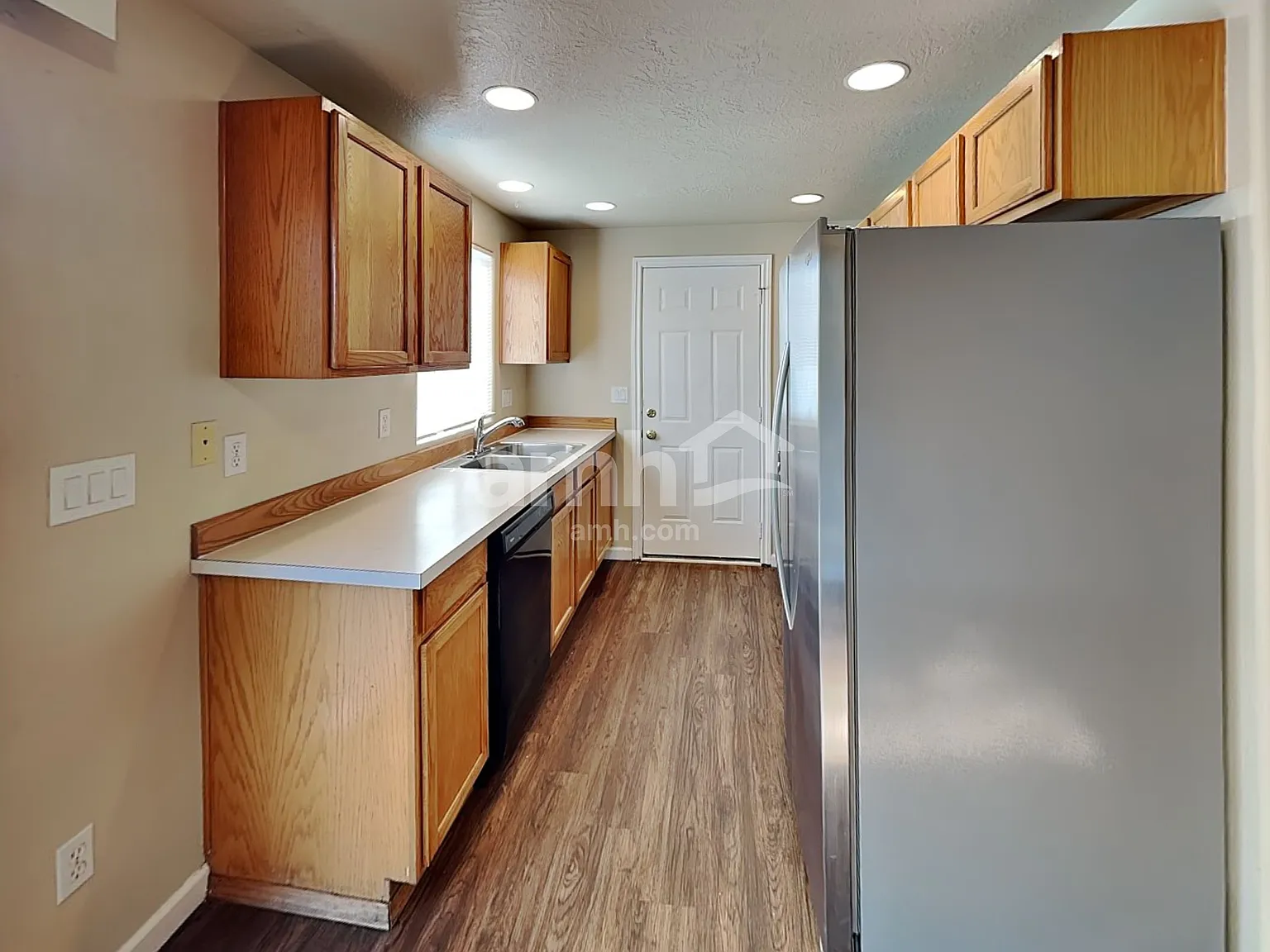 3 bed, 2.0 bath, 1020 sqft, $2,205 — Photo 3