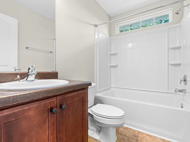 2nd-floor full bathroom