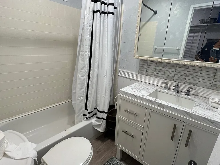 1077 Hampton St NW — Photo 9