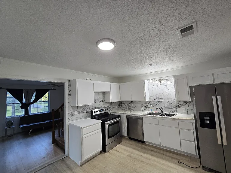629 W Watson St — Photo 77