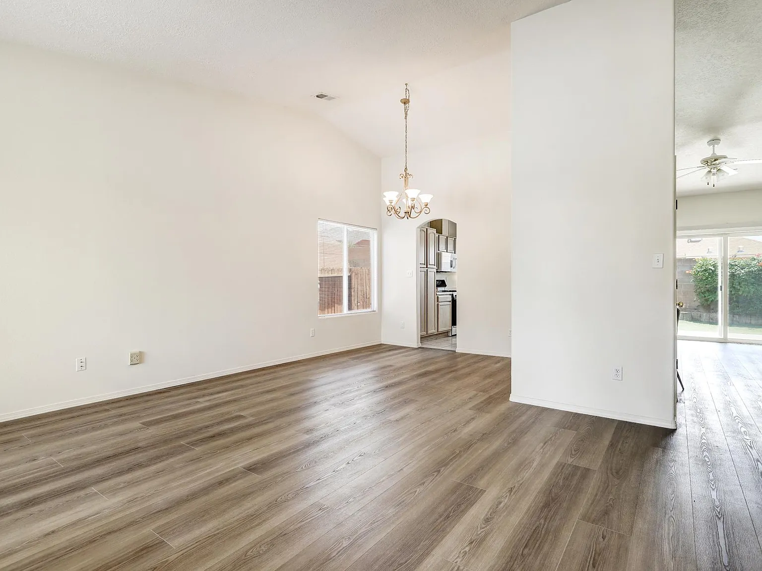 3 bed, 1641 sqft, $2,200 — Photo 3