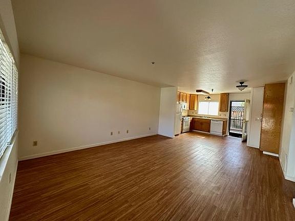 4th image of 915 S Oak St #915