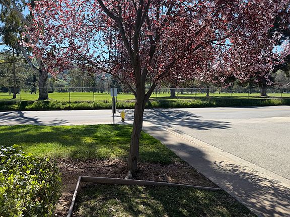5th image of 218 Fairway Glen Ln