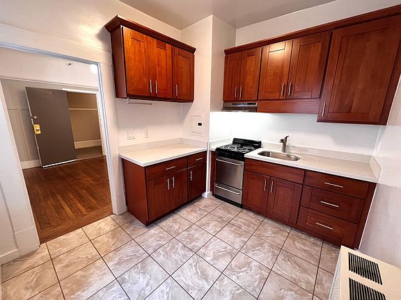 4th image of 929 Pine St #406