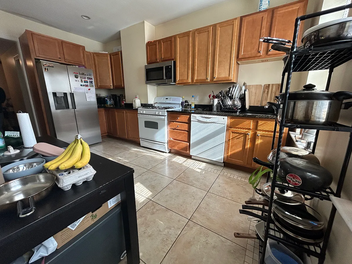 Building Photo - 191 Boylston St #1A