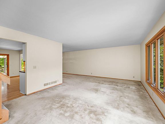 5th image of 6015 Stoneybrook Dr
